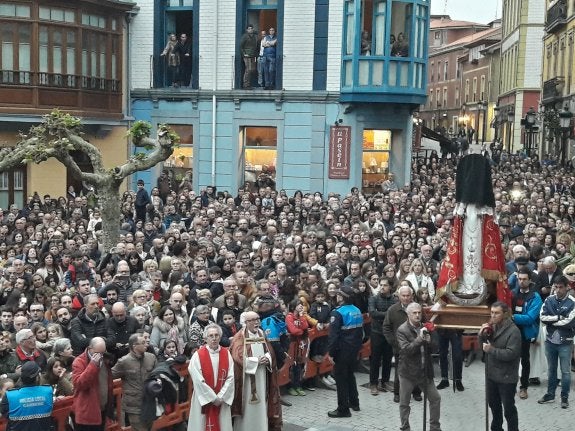 Decenas de personas, en la plaza de El Paseín, en el momento de la Salve . 