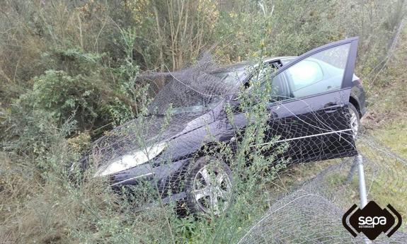 El coche siniestrado en el que viajaba Ovidio Sánchez, en la Y de Bimenes. 