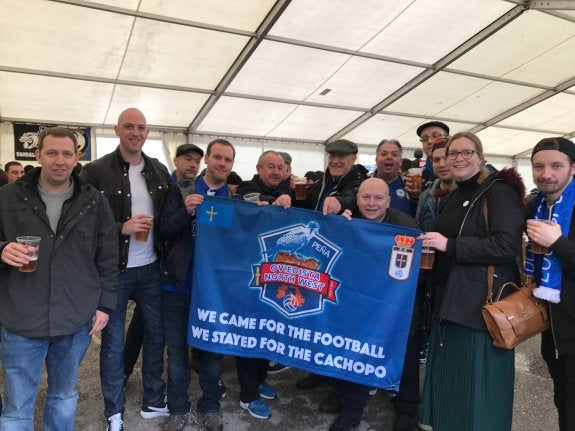 Varios de los miembros de la peña Oviedista Noroeste de Manchester. 