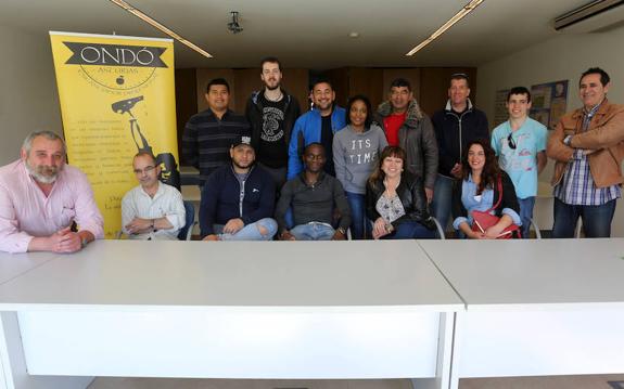 Salvador Ondó, cuarto por la izquierda, rodeado de sus alumnos del curso de escanciadores. 