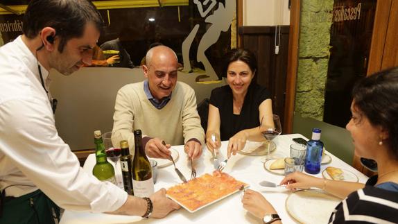 Julio Riesgo y su familia se disponen a disfrutar de una ración del campanu del Sella.