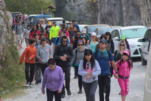 Los visitantes llenaron la ruta del Cares.