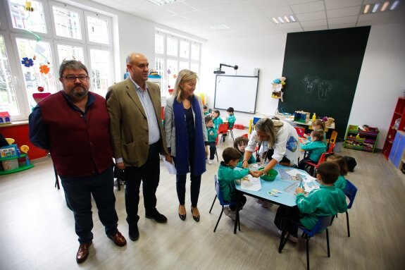 El director del centro, junto a Pedro Leal y Cristina Coto, en un aula de Educación Infantil del colegio de La Felguera. 