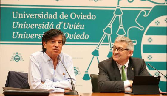Carlos López-Otín y el rector de la Universidad de Oviedo, Santiago García Granda