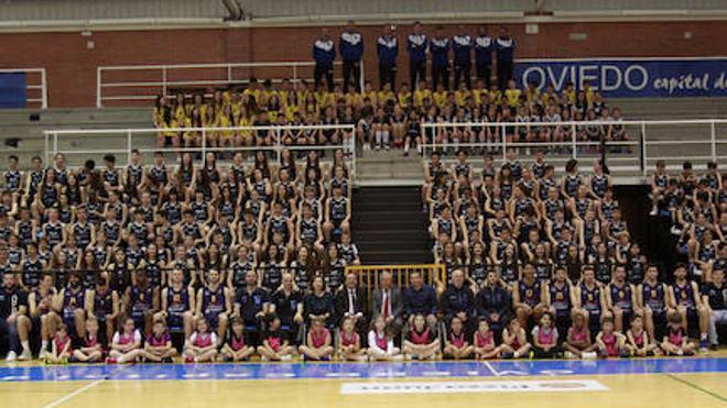 Presentación de todos los equipos del Unión Financiera junto con el alcalde Wenceslao López. 