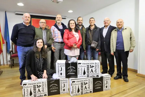 Premiados, miembros de la Hermandad y el alcalde, ayer. 