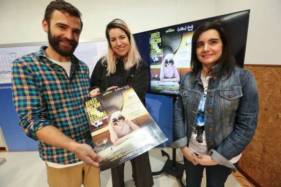El director del festival, Javier Mediavilla, y la autora de la imagen del cartel, Cecilia Álvarez, ayer junto a la concejala de Cultura, Yolanda Alonso. 