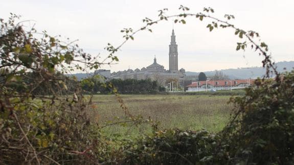 Terrenos de La Formigosa, en Somió, con el Intra y la Universidad Laboral al fondo.