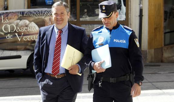 El comisario principal de la Policía Local, José Manuel López, tras declarar durante dos horas ante la comisión. 