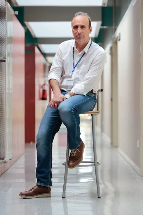 Fernando Alonso, decano de la Facultad de Enfermería de Gijón, en uno de los pasillos del centro universitario. 