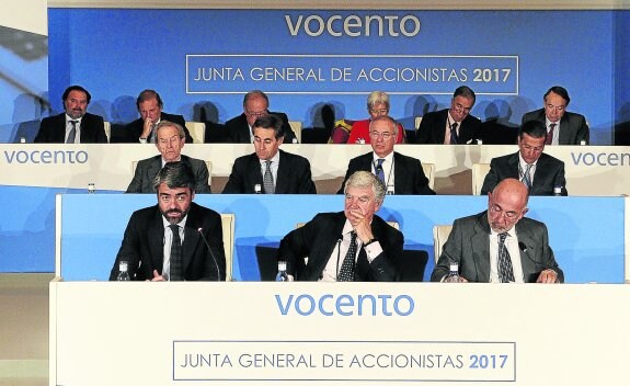 En primer término, Luis Enríquez, Santiago Bergareche y Carlos Pazos, ayer, en la junta de accionistas de Vocento celebrada en Bilbao. 