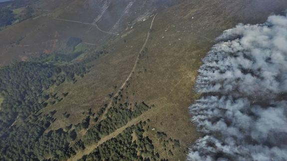 Imagen aérea de la Sierra de San Roque, en Illano, en llamas.