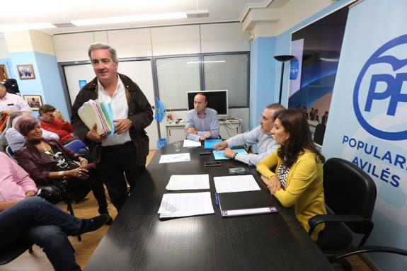 Araujo y Maniega, sentados, y De la Torre, de pie, en la junta local en la que se debatió la intervención de las cuentas.