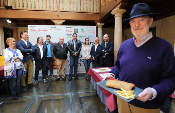 Organizadores y patrocinadores, durante la presentación de la cuarta edición del campeonato de cachopos. 