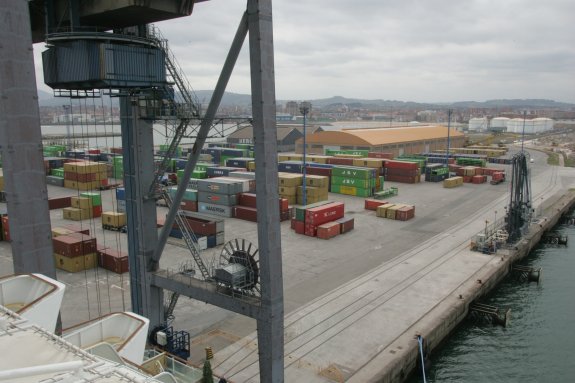 Terminal de contenedores en El Musel. 