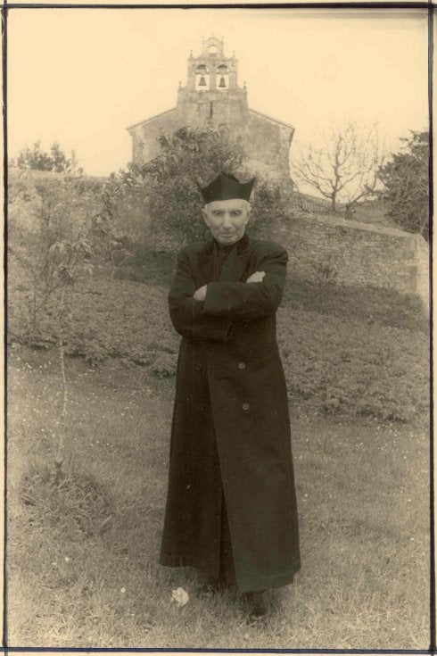 Manuel Valdés Gutiérrez, en la Abadía de Cenero. 