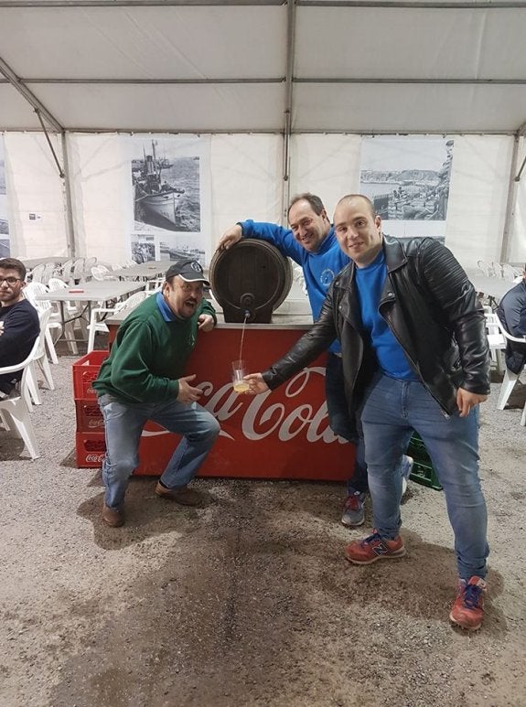 Componentes de la fanfarria, ayer, en la fiesta de la sidra. 