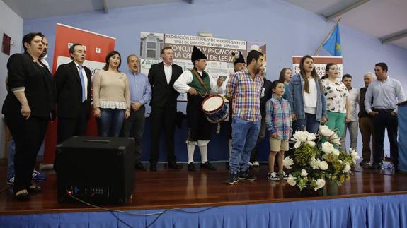 Los galardonados del certamen entonaron al final del acto, al son de la gaita y el tambor, el ‘Asturias, patria querida’. 