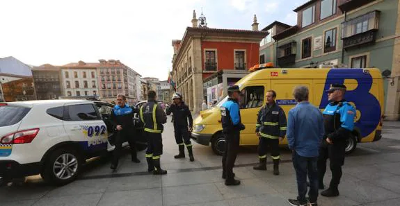 Agentes de la Policía Local y efectivos de Bomberos de Asturias con base en Avilés, ayer en la plaza de España tras conocerse el escape.