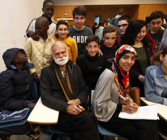 Gonzalo Moure con los alumnos del IES Alfonso II, los futuros escritores de sonrisas. 