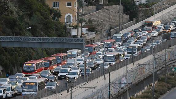 Las principales carreteras han quedado colapsadas tras el temblor.