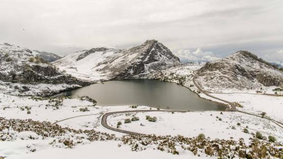 Los Lagos de Covadonga, hoy, bajo la nieve.