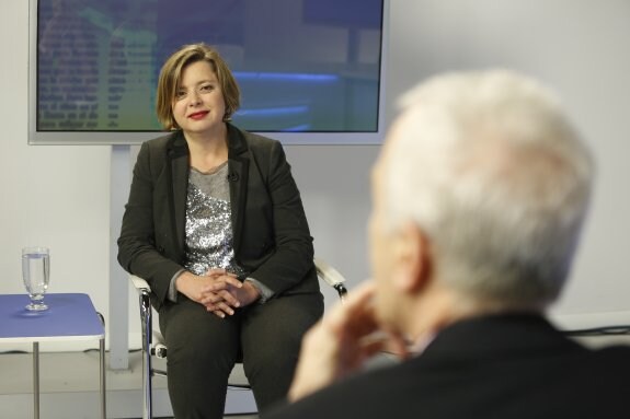 Ana Taboada, líder de Somos y primera teniente de alcalde del Ayuntamiento de Oviedo, contesta a las preguntas de Juan Neira, en el programa 'La Lupa', de Canal 10. 