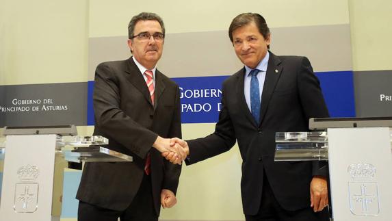 José Arnáu, vicepresidente de la Fundación Amancio Ortega, estrecha la mano del presidente del Principado, Javier Fernández, tras firmar el protocolo de intenciones en la sede de Presidencia.