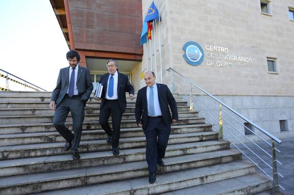 Eduardo Balguerías, Alberto López-Asenjo y Javier Cristobo, en el exterior del Centro Oceanográfico de Gijón. 