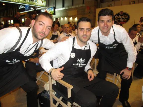 Los participantes asturianos en el Campeonato Nacional de Tiraje de Cerveza. Tomy Estébanez (Gijón), Borja Vijande (Noreña) y Martín Galán Rozada (El Entrego), que se alzó como ganador.