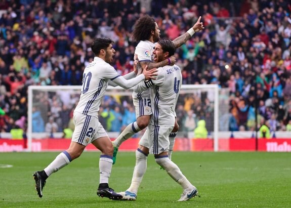 Marcelo celebra el gol del triunfo, en presencia de Asensio y aupado por Sergio Ramos. 