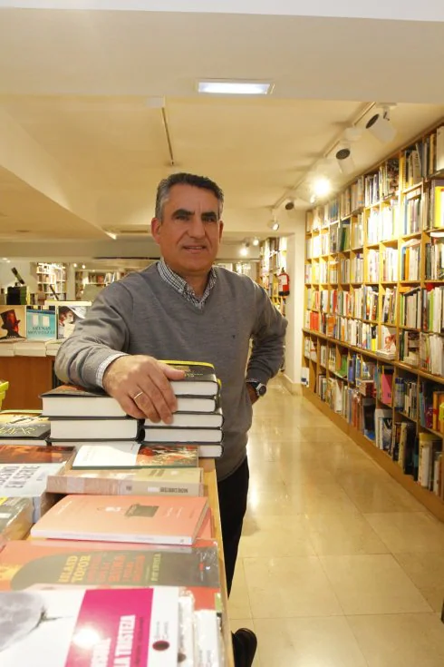 Álvaro Fraga, rodeado de libros en Clarín. 