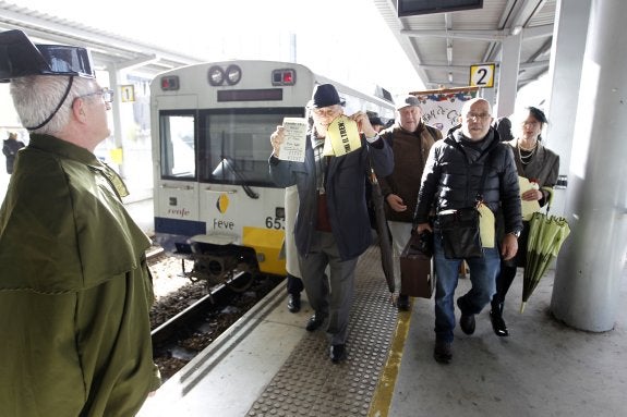Protesta del colectivo SOS Tren, en enero, para reclamar más fondos para las cercanías. 