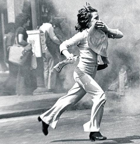 Una manifestante, el 1 de mayo de 1977, en el acto celebrado en Madrid, con intervención policialEFE