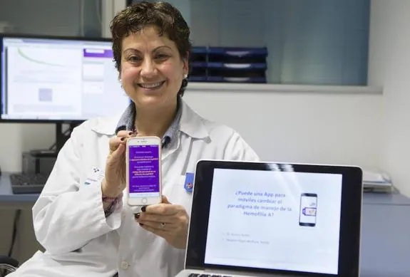 La hematóloga del HUCA Inmaculada Soto muestra la aplicación para móvil y el programa informático que facilitan el control de la hemofilia por los propios pacientes y los médicos. 