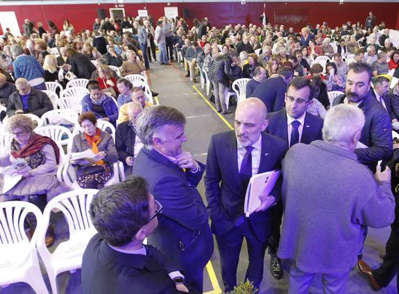 Antonio Corripio charla con varios integrantes de su junta directiva antes de la asamblea general celebrada el pasado 26 de abril, en el pabellón Braulio García. 