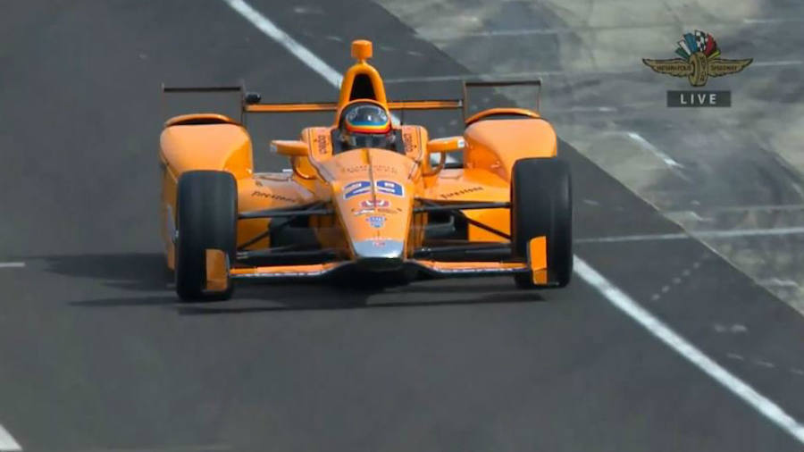 Fernando Alonso 'se come' dos pájaros en Indianápolis con su coche