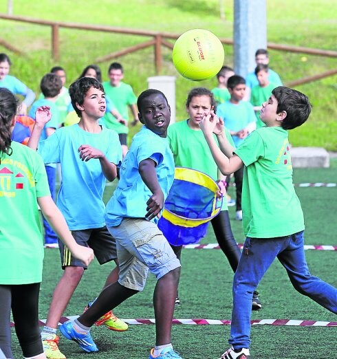 Alumnos de Fozaneldi y La Corredoria juegan a 'cesto móvil'. 