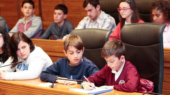 Escolares en el Pleno Infantil de Gijón.