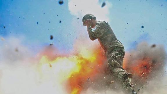 El momento de la explosión, en Afganistán, captado por Clayton.