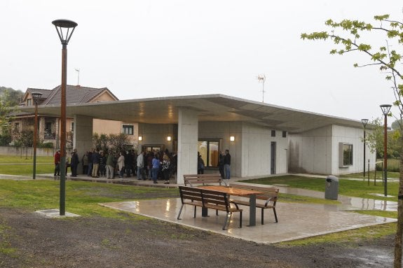 Decenas de vecinos acudieron a la inauguración del nuevo local social de Jove. 