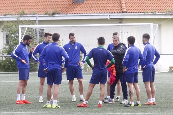 Paco Parreño charla con sus jugadores en un entrenamiento de esta semana. 