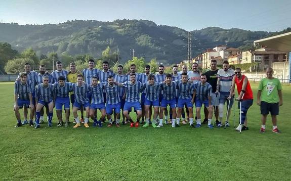 Plantilla del Asturias de Blimea que se juega sus opciones de ascenso en la última jornada de primera regional ante el Titánico. 