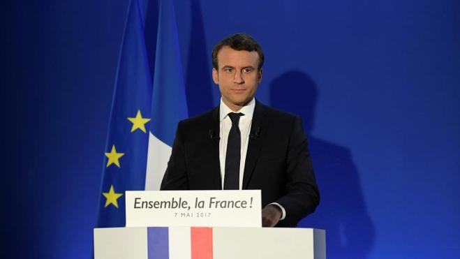 Macron se proclama presidente de Francia. 
