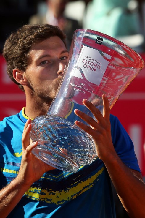 Carreño besa la copa de su tercer título, logrado ayer en Estoril. 