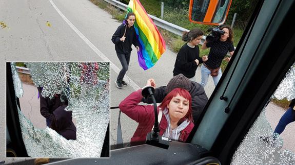 Un grupo de manifestantes ha rodeado el vehículo, que ha sido recibido a pedradas.