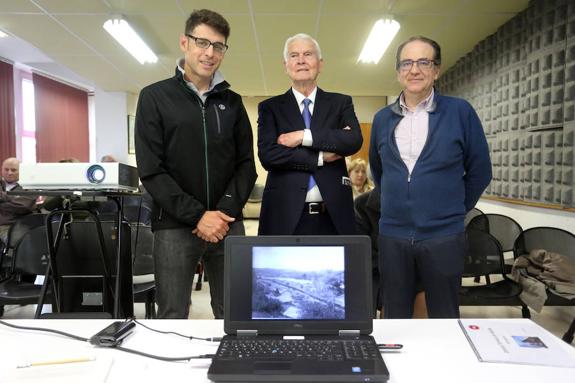 Rafael Cabañeros (EDP), José Carlos Alegría (Talleres Alegría ) y Javier Fernández (Museo del Ferrocarril), en La Calzada. 