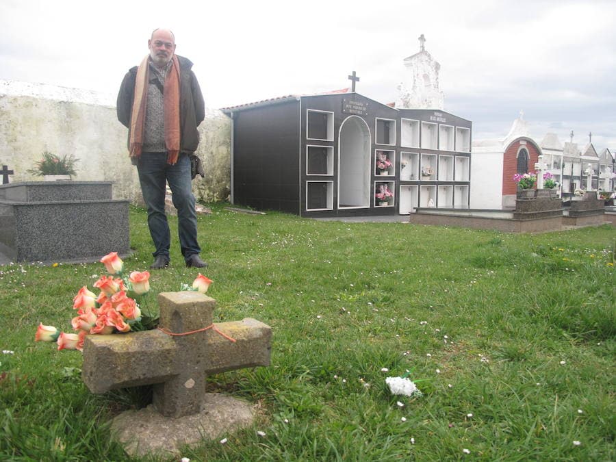 A la derecha, Luis Miguel Cuervo, junto a la fosa común del cementerio de Bañuges y la partida de defunción de Manuel Fernández. Abajo, María Fernández, una de las mujeres candasinas represaliadas.