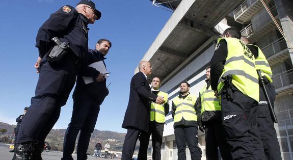 Una de las reuniones de seguridad entre la Policía Nacional y la vigilancia del estadio Carlos Tartiere antes de la celebración de un partido. 