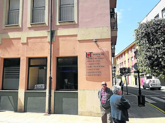 Algunos afectados ayer ante los locales de la agencia en la calle Pedro Herrero de Candás. 